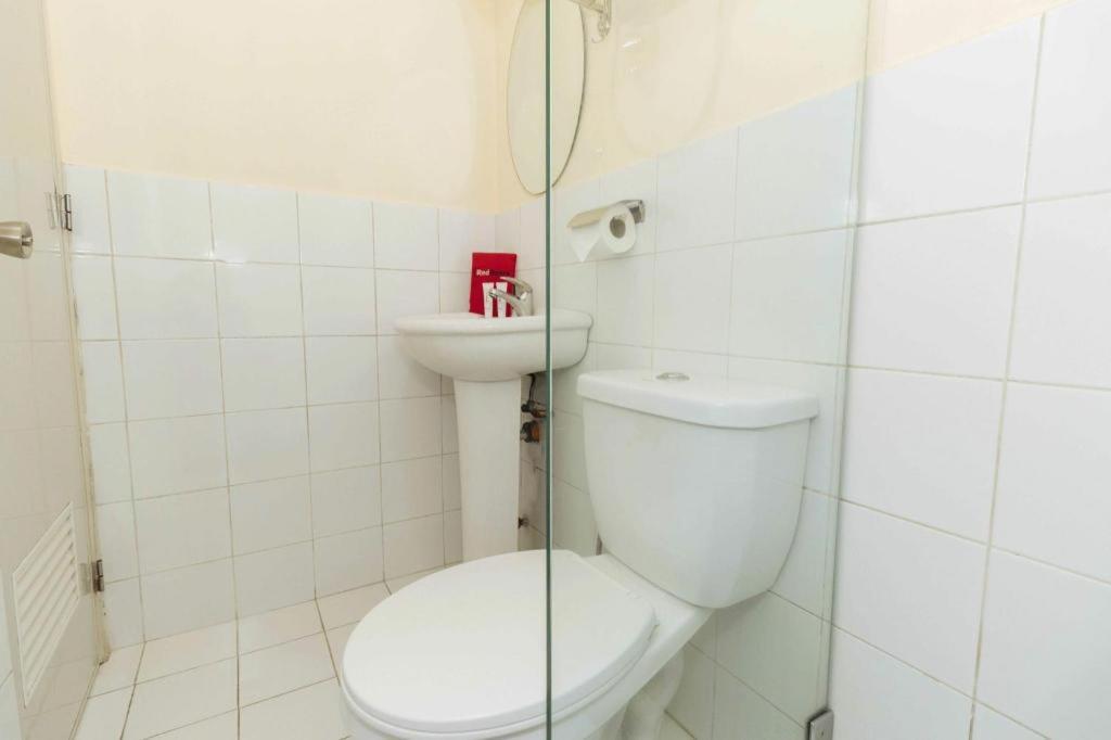 Reddoorz @ Amorsolo Makati Makati City Kültér fotó
